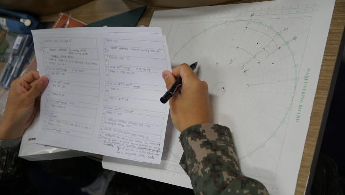 전투기량 경연대회에서 전술기동 및 전술신호서 답안지를 작성하고 있는 생도.