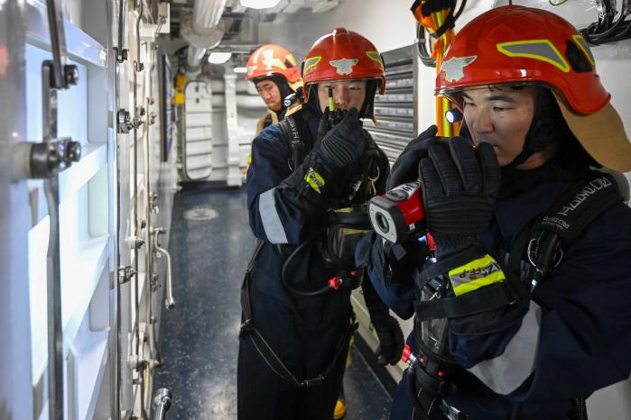 적 유도탄 피격 상황에서 열감지카메라로 내부 화재 발생 여부를 확인하는 모습.