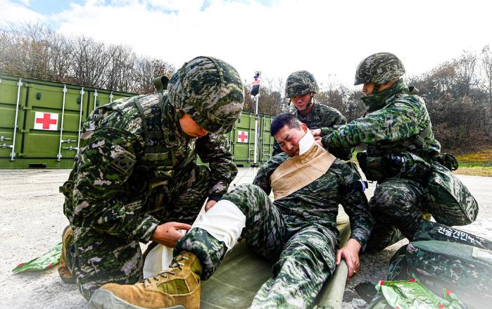 해병대2사단 후반기 전투부상자처치(TCCC) 교관화 교육에 참가한 장병들이 부상자를 응급처치 하고 있다. 부대 제공