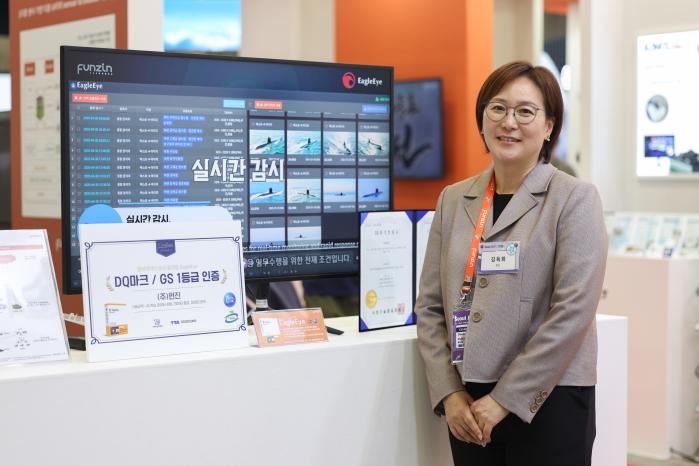 국방 버티컬 AI 전문기업 ‘펀진’은 합성데이터 생성관리 플랫폼 ‘이글아이’로 소프트웨어 분야에서는 최초로 국방기술품질원의 DQ마크 인증을 획득했다. ‘이글아이’가 구현된 화면 앞에 선 김득화 펀진 대표. 이윤청 기자