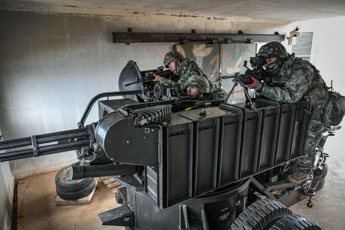 해병대6여단 보병대대 장병들이 25일 발칸과 개인화기 운용 능력을 평가받고 있다. 사진 제공=김예닮 상병