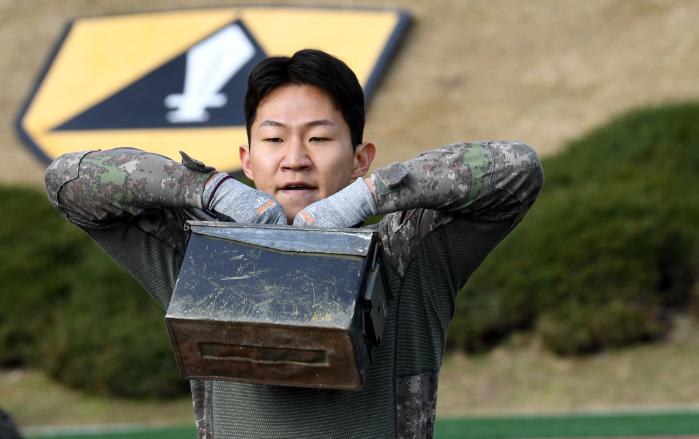 중량(10kg 탄통) 들어 올리기를 하는 장병.