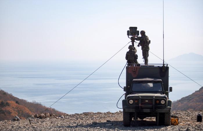 육군31보병사단 장병들이 누리호 발사 경계 작전 간 나로우주센터 발사대 인근에서 기동 열상감시장비(TOD)를 설치하고 있다. 부대 제공