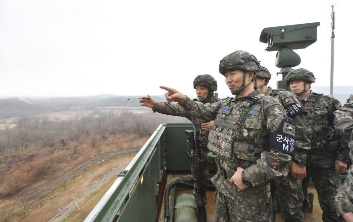 진영승(맨 앞) 합참의장이 27일 육군1보병사단 GOP를 방문해 현장지도를 하고 있다. 합참 제공