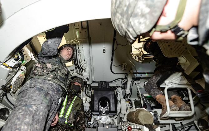 육군국제과정에 참가한 외국군 장병들이 포병학교에서 진행된 K9 자주포 실습 중 장비를 조작하고 있다. 육군 제공
