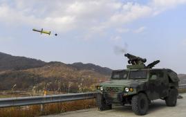 해병대1사단 71대대가 26일 경북 포항시 수성사격장에서 현궁 실사격 훈련을 실시하고 있다. 부대 제공