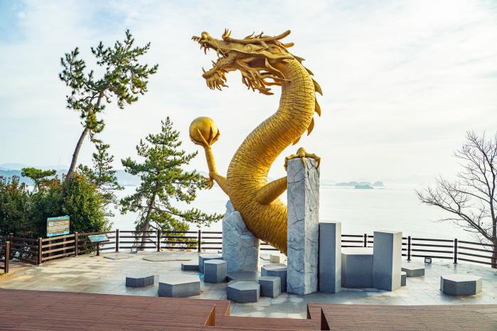 영남용바위 상징 조형물.