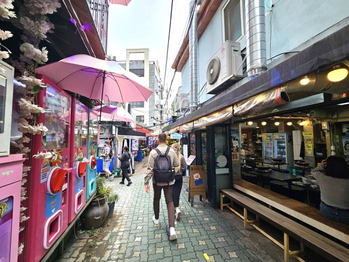 익선동은 외국인도 많이 찾는 명소다.