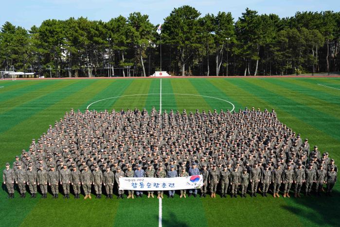 2025년 합동순항훈련전단 생도들이 해병대9여단을 방문해 기념사진을 찍고 있다. 부대 제공