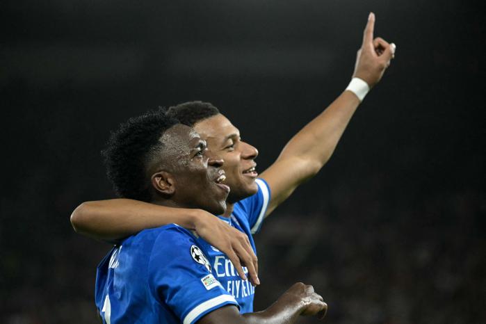 27일(한국시간) 레알 마드리드 킬리안 음바페(오른쪽)가 유럽축구연맹(UEFA) 챔피언스리그(UCL) 올림피아코스(그리스)와의 경기에서 네번째 골을 성공시킨 후 기뻐하고 있다. AFP·연합뉴스