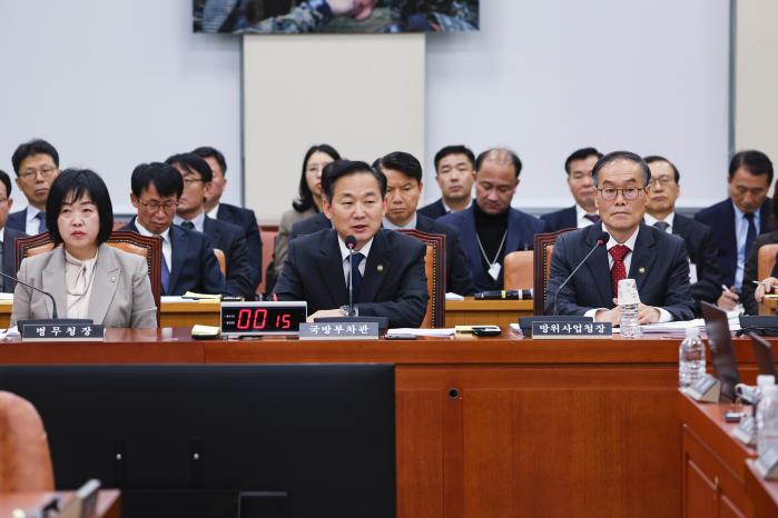 27일 서울 여의도 국회에서 열린 국회 국방위원회 전체회의에서 이두희(앞줄 가운데) 국방부 차관이 국방위원들의 질의에 답하고 있다. 이경원 기자