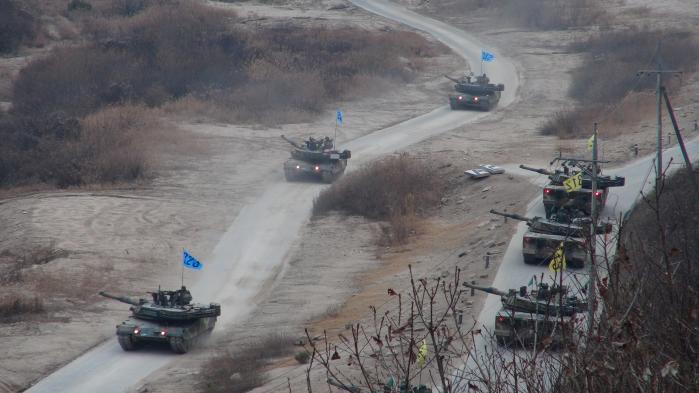 27일 강원 철원군 지포리훈련장에서 육군수도기계화보병사단 기드온대대 K1A2 전차들이 목표를 향해 기동하고 있다. 부대 제공