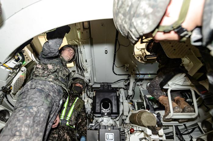 육군국제과정에 참가한 외국군 장병들이 포병학교에서 진행된 K9 자주포 실습 중 장비를 조작하고 있다. 육군 제공