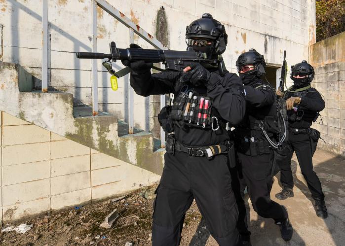 해군군사경찰단이 개최한 2025 대테러 초동조치 전투기량 경진대회에 참가한 장병들이 주변을 경계하고 있다.  해군 제공