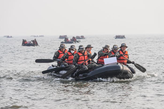 해병대6여단 장병들이 해상 기동을 위한 패들링을 숙달하고 있다. 부대 제공