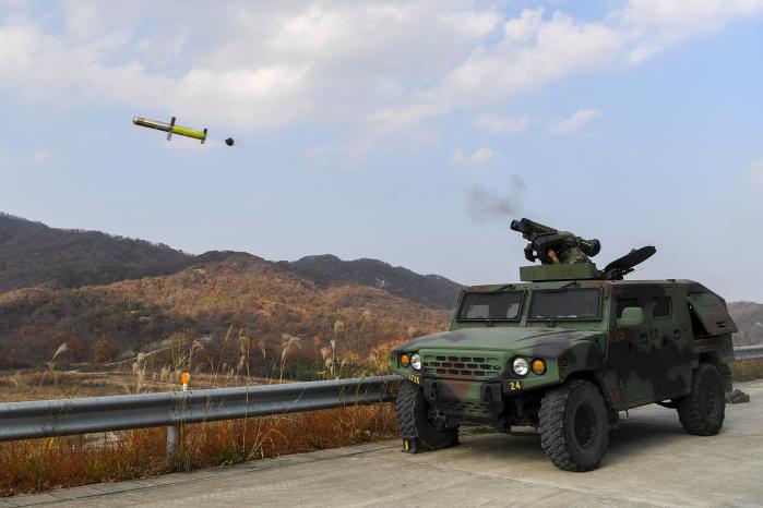 해병대1사단 71대대가 26일 경북 포항시 수성사격장에서 현궁 실사격 훈련을 실시하고 있다. 부대 제공