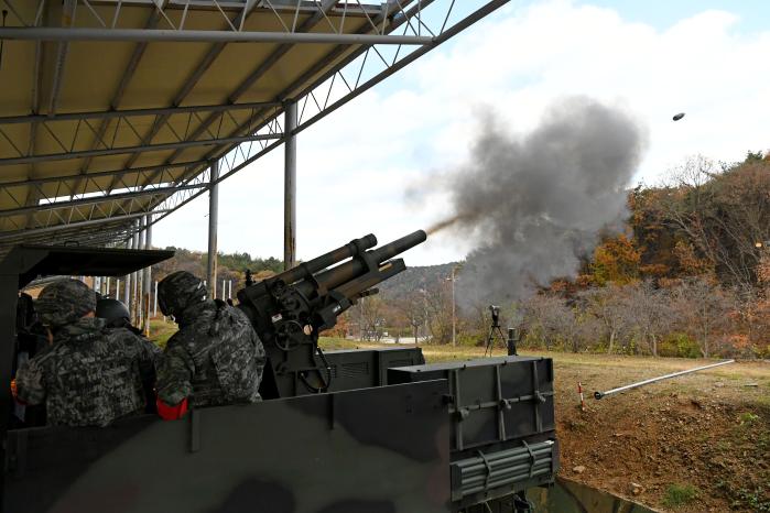해병대9여단 포병대 장병들이 전남 장성군 종합훈련장에서 사격절차에 따라 고폭탄 사격을 하고 있다. 사진 제공=김가원 하사