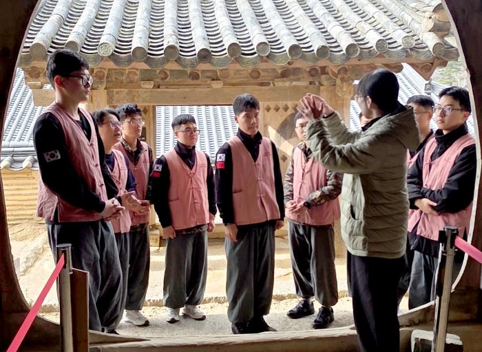 27일 경남 합천군 해인사 템플스테이에 참가한 잠수함사 장병들이 장경판전과 팔만대장경에 대한 설명을 듣고 있다. 부대 제공