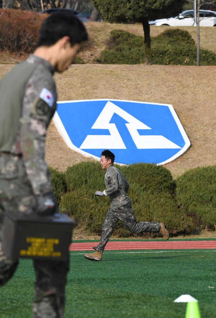 경연에 참가한 장병이 전장순환운동 종목을 수행하며 전력질주를 하고 있다.