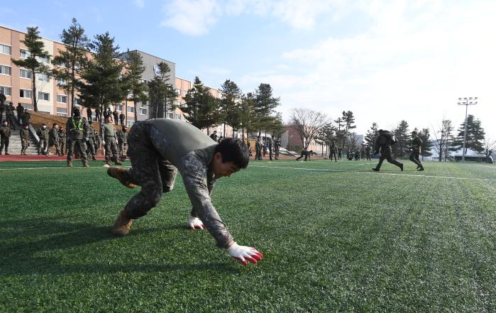 베어워크를 하고 있는 장병.