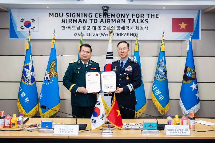 손석락(오른쪽) 공군참모총장과 부홍선 베트남 방공공군사령관이 26일 계룡대 공군본부에서 ‘공군 대 공군회의’ 양해각서를 들어 보이고 있다. 공군 제공