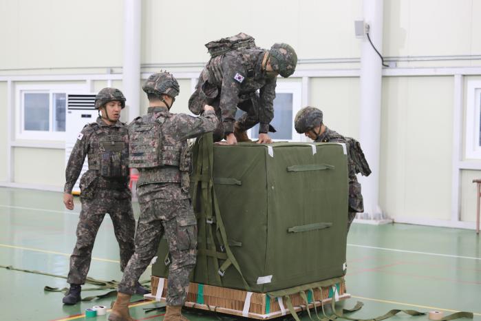 육군2신속대응사단이 27일 개최한 공정사단 핵심 주특기 경연대회에서 참가 장병들이 화물포장을 하고 있다. 부대 제공