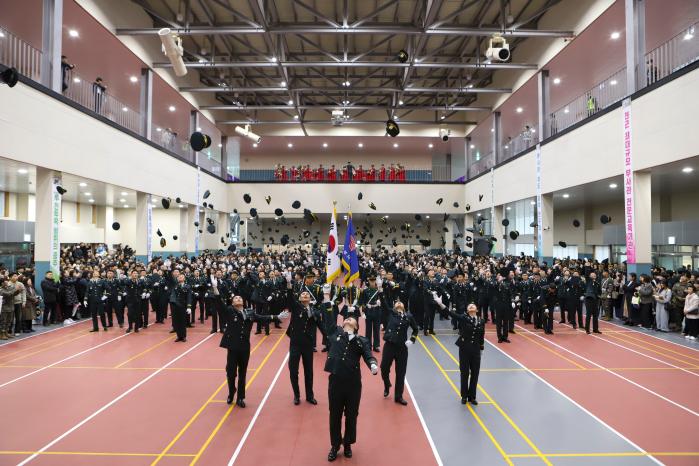 27일 육군부사관학교에서 열린 25-4기 부사관 임관식에서 신임 부사관들이 정모를 던지며 임관을 자축하고 있다. 육군 제공