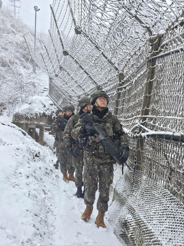 겨울이 성큼 다가온 27일 육군15보병사단 일반전초(GOP) 경계부대 장병들이 눈 쌓인 철책을 점검하고 있다. 장병들은 굳건한 대비태세를 유지한 가운데 완전작전을 이어가며 국가와 국민을 수호하겠다는 각오다. 부대 제공