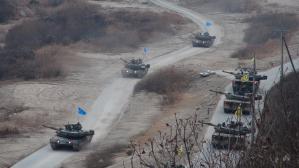 27일 강원 철원군 지포리훈련장에서 육군수도기계화보병사단 기드온대대 K1A2 전차들이 목표를 향해 기동하고 있다. 부대 제공