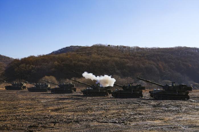 육군1보병사단 무적칼여단이 지난달 28일 경기 파주시 무건리 훈련장에서 전개한 제병협동 전투사격 훈련 중 K55A1 자주포들이 포탄을 발사하고 있다.