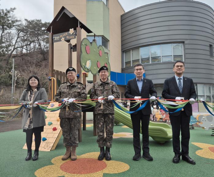 육군3군단과 호반건설이 지난달 26일 개최한 인제군 기린면 군인아파트 내 빛나라어린이집 앞 놀이기구 기증행사에서 주요 직위자들이 테이프 커팅을 하고 있다. 부대 제공