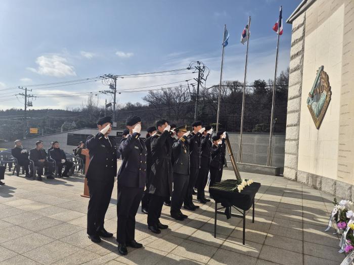 지난달 29일 경기 수원시 프랑스군 참전기념비에서 아주대 학군단의 ‘6·25전쟁 프랑스군 참전 추모식’이 열렸다. 부대 제공