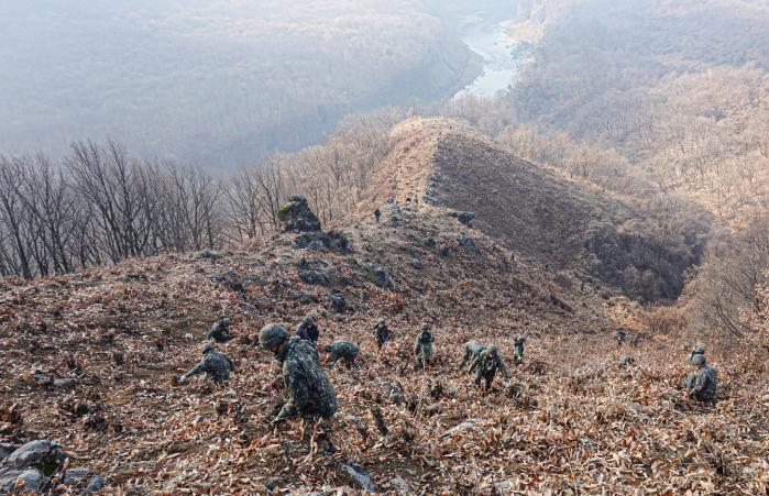 육군5포병여단 장병들이 포병훈련장에서 산불 확산 차단을 위해 방화지대 공사를 하고 있다. 부대 제공