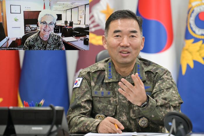 진영승 합참의장이 지난달 28일 제니 캐리냥(육군대장) 캐나다 국방총장과 공조통화하며 군사협력 강화방안을 논의하고 있다. 합참 제공