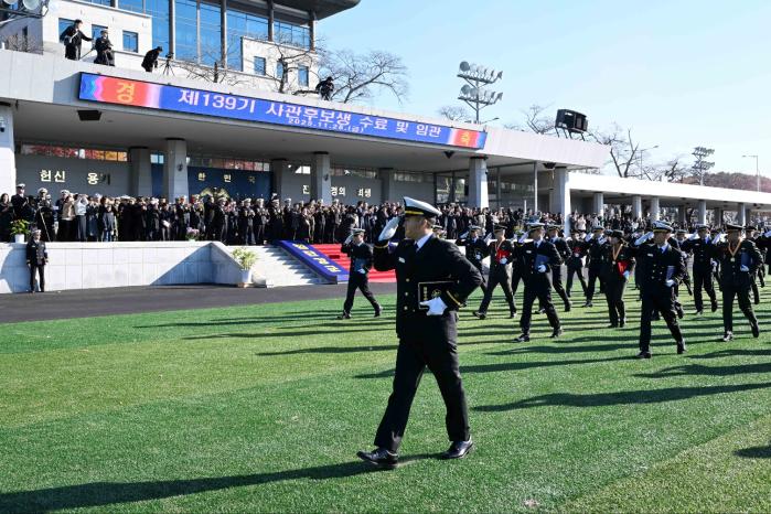 지난달 28일 열린 139기 해군·해병대 사관후보생 수료 및 임관식에서 신임 장교들이 분열하고 있다. 해군 제공