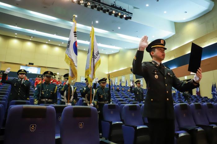 지난달 28일 육군학생군사학교에서 열린 전문사관 39기 임관식에서 참석자들이 임관선서를 하고 있다. 부대 제공