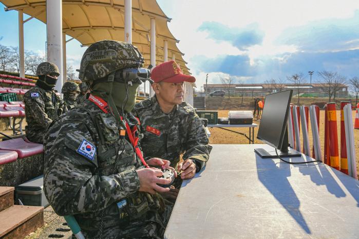 해병대교육훈련단 드론 비행훈련장에서 교육생들이 FPV 드론 전술비행평가를 진행하고 있다. 부대 제공