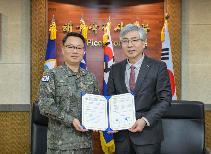 이남규(왼쪽) 해군작전사령부 해양작전본부장과 한재흥 KAIST 우주연구원장이 지난달 28일 해양우주력 발전과 우주역량 강화를 위한 업무협약을 체결한 후 협약서를 들어 보이고 있다. 부대 제공
