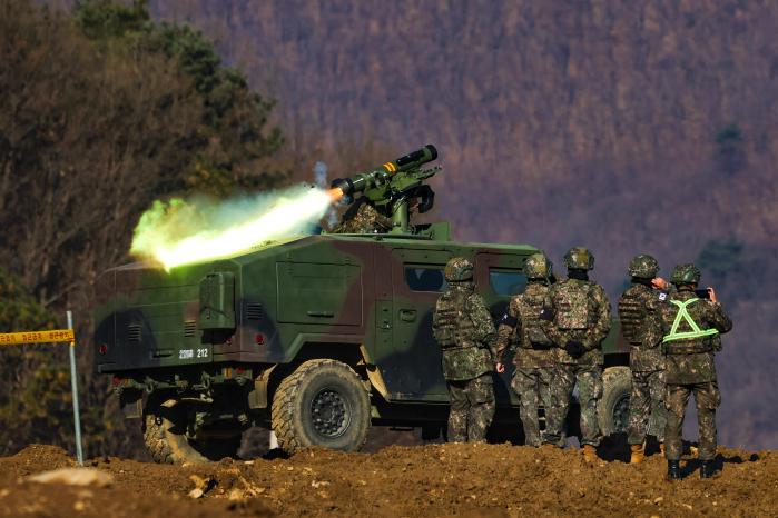 중거리유도무기 현궁이 적 표적을 향해 발사되고 있다.