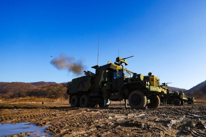 K105A1 차륜형 자주포가 사격하고 있다.
