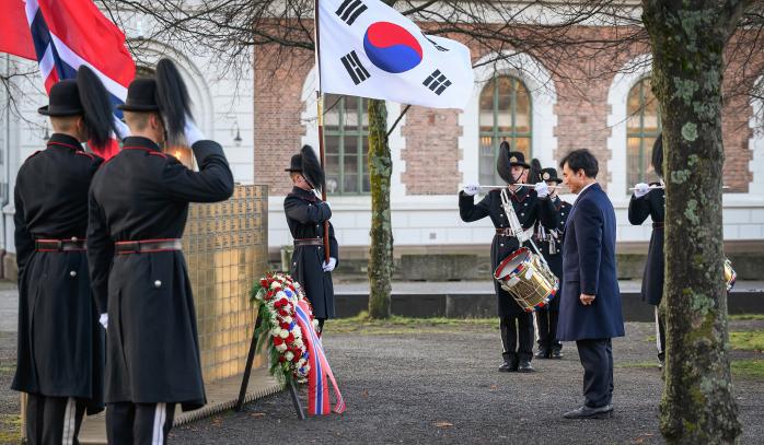 안규백 국방부 장관이 노르웨이 오슬로에 있는 국립참전용사기념비를 찾아 노르웨이 6·25전쟁 참전용사들의 헌신을 기리고 있다. 국방부 제공