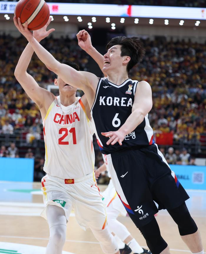 지난달 28일 중국 베이징에서 열린 2027 국제농구연맹(FIBA) 월드컵 아시아 예선 1라운드 한국과 중국의 1차전에서 이현중 선수가 레이업슛을 시도하고 있다. 신화·연합뉴스