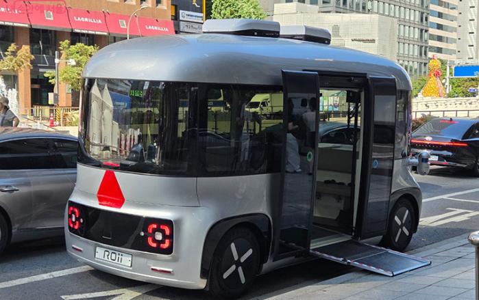 서울 청계천에서 운행 중인 운전석 없는 자율주행 셔틀. 서울시 제공
