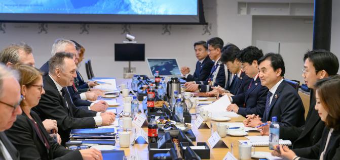 안규백(맨 오른쪽) 국방부 장관이 지난달 28일(현지시간) 노르웨이 국방부에서 토레 온슈우스 산드빅 노르웨이 국방장관과 국방·방산협력 강화방안을 논의하고 있다. 국방부 제공