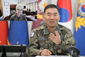 진영승 합참의장이 지난달 28일 제니 캐리냥(육군대장) 캐나다 국방총장과 공조통화하며 군사협력 강화방안을 논의하고 있다. 합참 제공