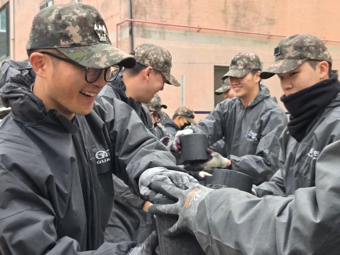 육군50보병사단 영주·봉화대대 장병들이 사랑의 연탄 나눔 봉사활동을 전개하고 있다. 부대 제공