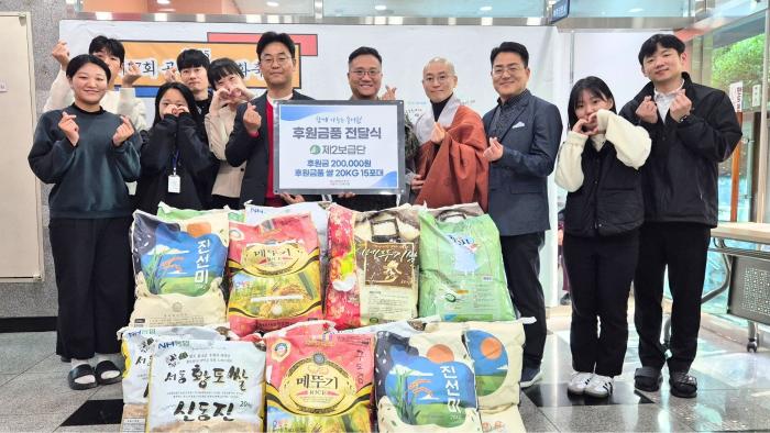 조기양(오른쪽 다섯째) 육군종합보급창 2보급단장과 부산시 수영구 노인복지관 관계자들이 연말 맞이 쌀·기부금 전달 행사에서 기념촬영을 하고 있다. 부대 제공