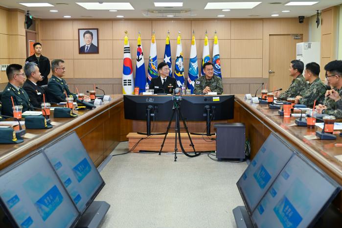안상민(오른쪽) 해군군수사령관과 이국종 국군대전병원장이 1일 양 부대 주요 직위자들과 함께 해상 드론 수송체계 협력 방안을 논의하고 있다. 사진 제공=최혜진 하사