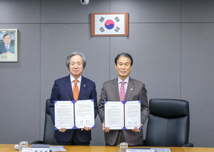 권오을(오른쪽) 국가보훈부 장관이 1일 강원 원주시 국민건강보험공단 본부에서 열린 업무협약 체결식에서 정기석 건보공단 이사장과 기념촬영을 하고 있다. 보훈부 제공