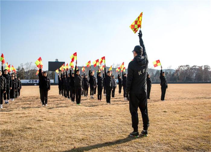 육군3사관학교 생도들이 대한축구협회 심판교육 전문강사에게 깃발 사용법을 배우고 있다. 부대 제공